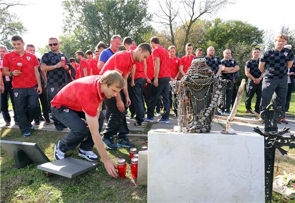 Igrači i vodstvo hrvatske nogometne reprezentacije posjetili Memorijalni centar Ovčara 