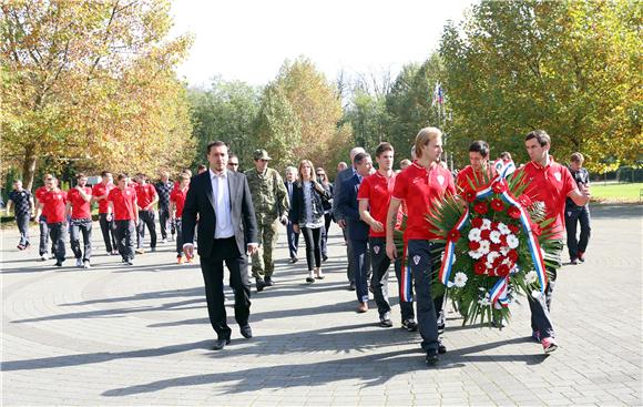 Igrači i vodstvo hrvatske nogometne reprezentacije posjetili Memorijalni centar Ovčara 