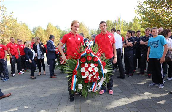 Igrači i vodstvo hrvatske nogometne reprezentacije posjetili Memorijalni centar Ovčara 