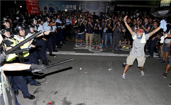 Hong Kong: policija se sukobila s prosvjednicima drugu noć zaredom