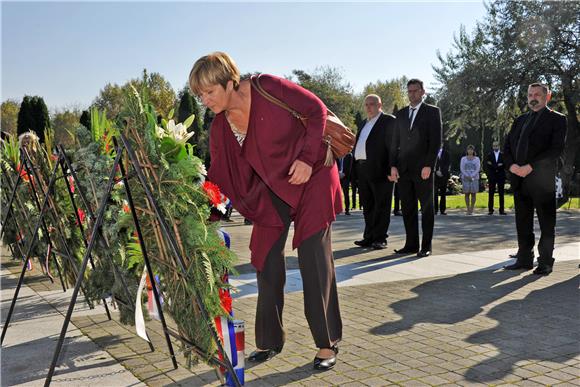 Ruža Tomašić i europarlamentarci AECR-a u Vukovaru odali počast hrvatskim braniteljima