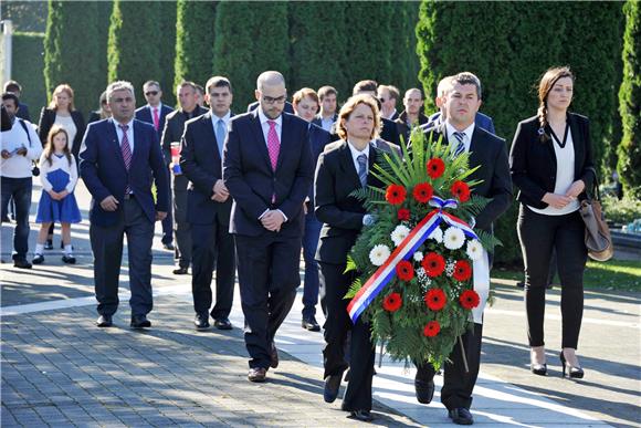 Ruža Tomašić i europarlamentarci AECR-a u Vukovaru odali počast hrvatskim braniteljima