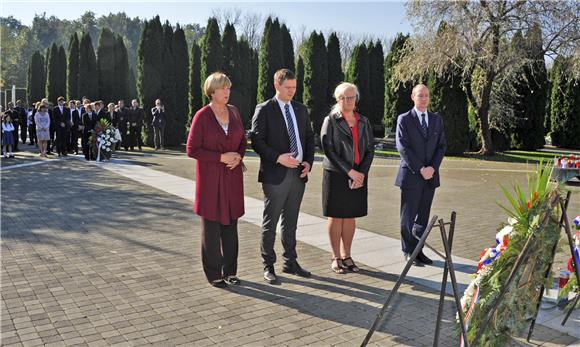 Ruža Tomašić i europarlamentarci AECR-a u Vukovaru odali počast hrvatskim braniteljima