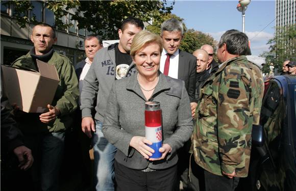 Kolinda Grabar Kitarović podržala prosvjednike pred Ministarstvom branitelja