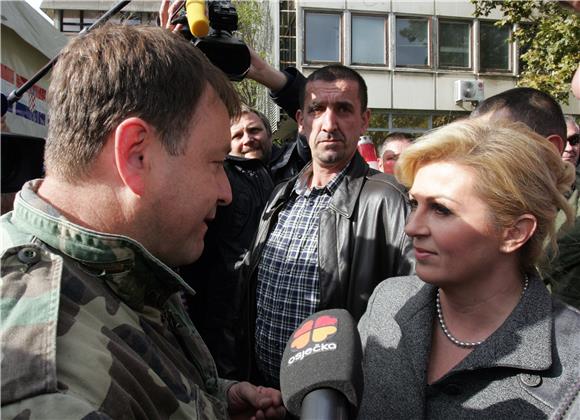 Kolinda Grabar Kitarović podržala prosvjednike pred Ministarstvom branitelja