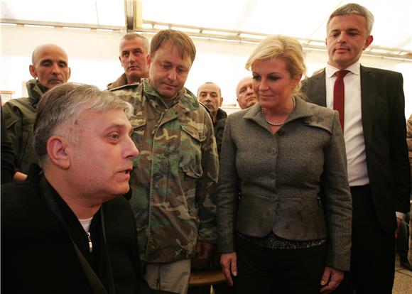 Kolinda Grabar Kitarović podržala prosvjednike pred Ministarstvom branitelja