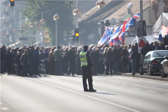 Okrugli stol '100 posto za Hrvatsku u pronalasku rješenja' ispred Ministarstva branitelja