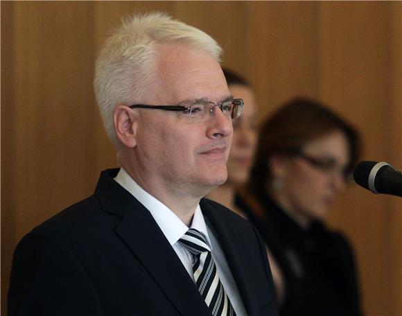 Predsjednik Josipović uručio odlikovanje fra Iliji Živkoviću 