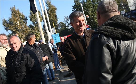 Presidential candidate Kujundzic visits protesting veterans, calls for early election