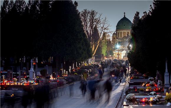 Mirogoj posjetilo mnoštvo ljudi