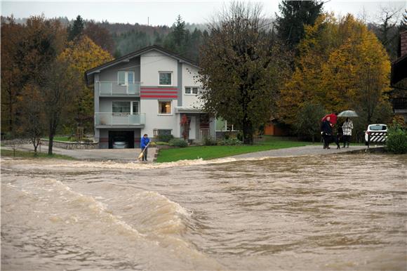 Slovenija: pod vodom više stotina kuća, Drava raste