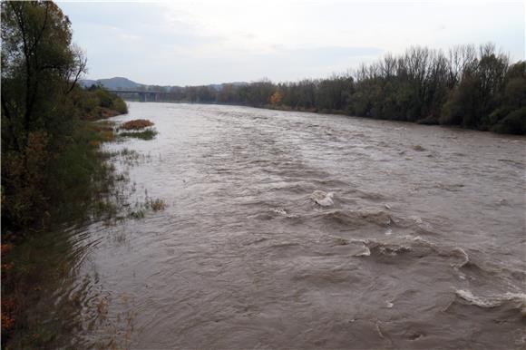 Slovenija: pod vodom više stotina kuća, Drava raste