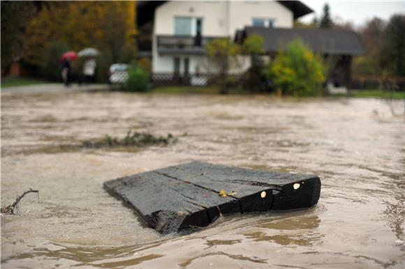 Slovenija: pod vodom više stotina kuća, Drava raste