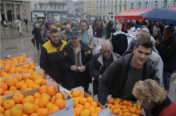  Prodaja mandarina na Trgu bana Jelačića                                                                                                    