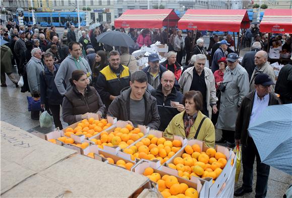  Prodaja mandarina na Trgu bana Jelačića                                                                                                    