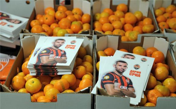 Darijo Srna donirao 20 tona mandarina djeci u Donjecku