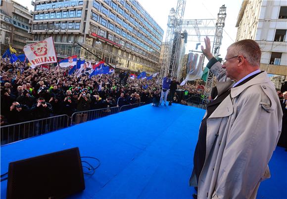 Radikali u Beograda dočekali Šešelja, na skupu oko 3.000 ljudi