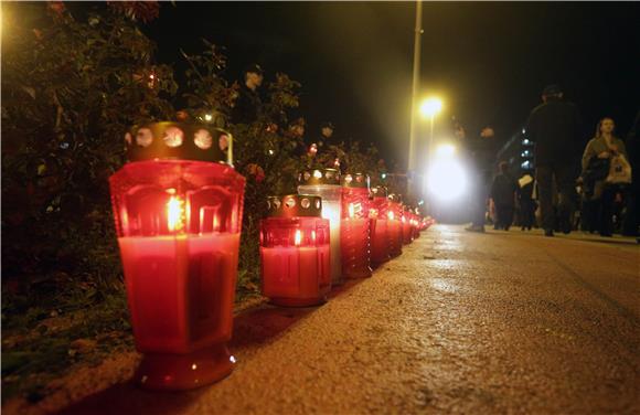 Svijeće za Vukovar upaljene u Vukovarskoj ulici u Zagrebu