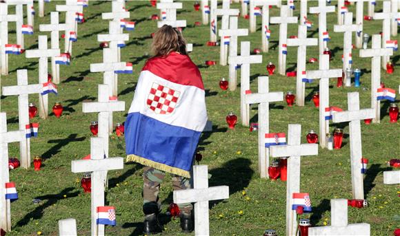 VUKOVAR: Građani i branitelji na Memorijalnom groblju