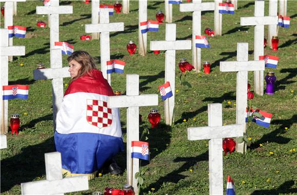 VUKOVAR: Građani i branitelji na Memorijalnom groblju