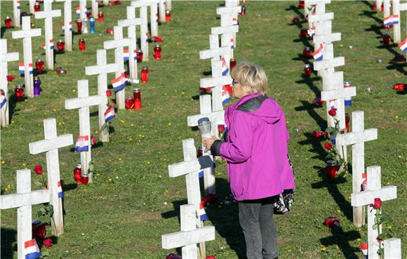 VUKOVAR: Građani i branitelji na Memorijalnom groblju