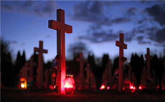 VUKOVAR: Memorijalno groblje u sumrak