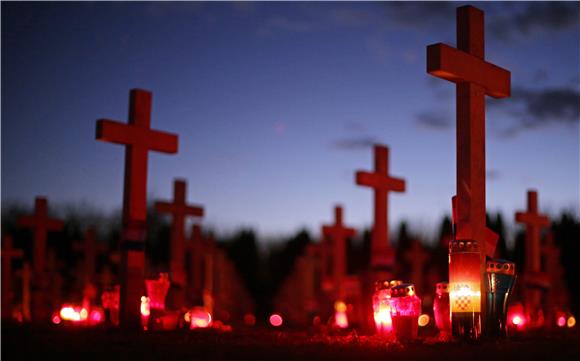 VUKOVAR: Memorijalno groblje u sumrak