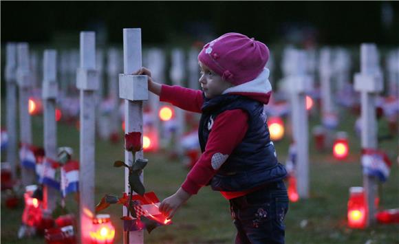 VUKOVAR: Memorijalno groblje u sumrak