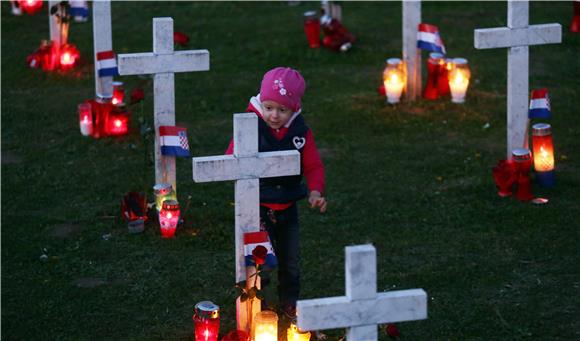 VUKOVAR: Memorijalno groblje u sumrak