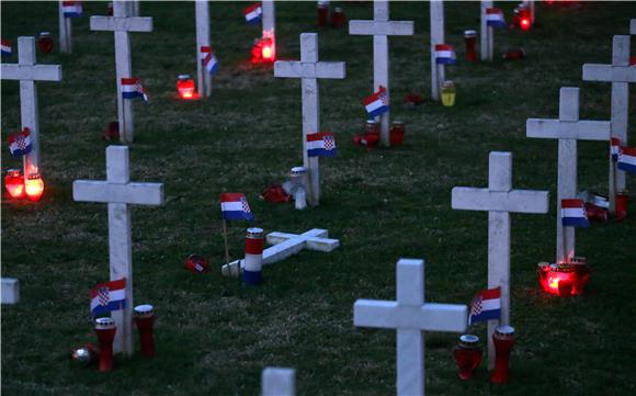 VUKOVAR: Memorijalno groblje u sumrak