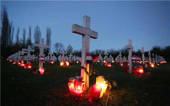 VUKOVAR: Memorijalno groblje u sumrak