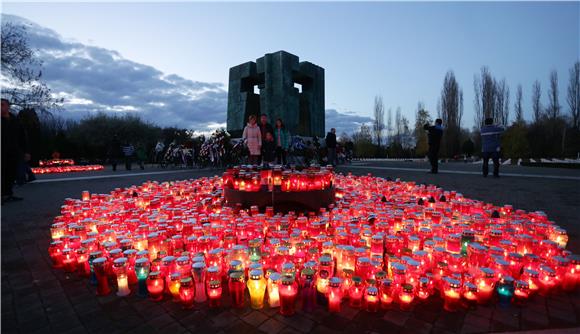 VUKOVAR: Memorijalno groblje u sumrak