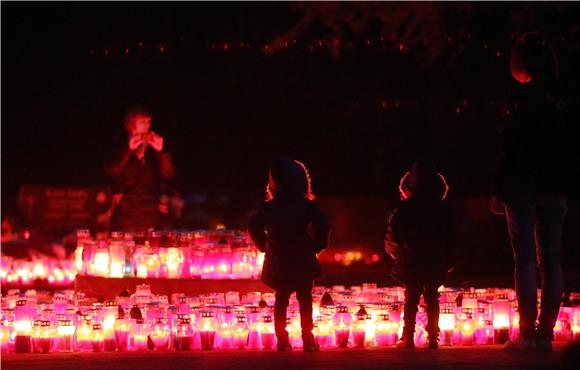 VUKOVAR: Memorijalno groblje u sumrak