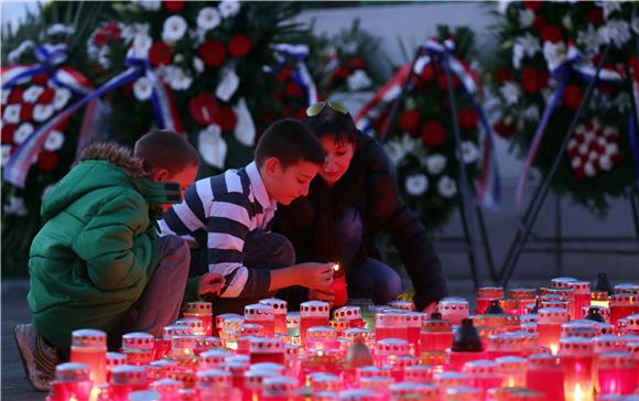 VUKOVAR: Memorijalno groblje u sumrak