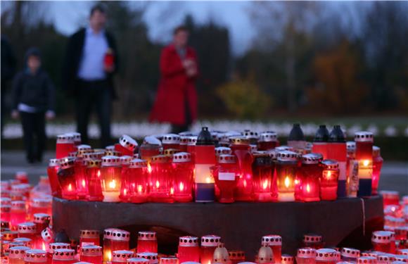 VUKOVAR: Memorijalno groblje u sumrak