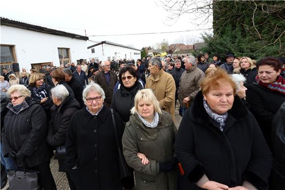 Vukovarci odaju počast žrtvama u Veleprometu