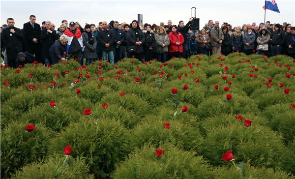 Vukovar: Svijeće i vijenci kod masovne grobnice na Ovčari