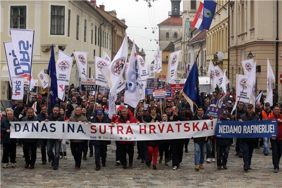 Radnici Ine prosvjedovali na Markovu trgu