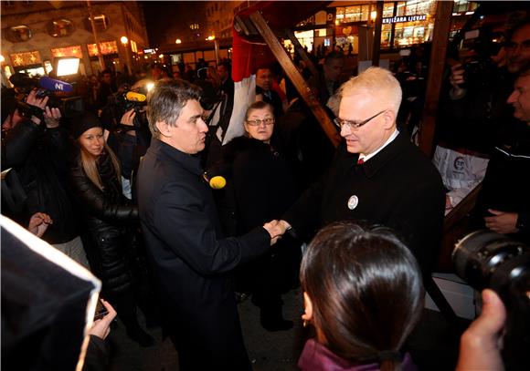 Predsjednik Josipović obišao štand za prikupljanje potpisa na Trgu bana Jelačića u Zagrebu