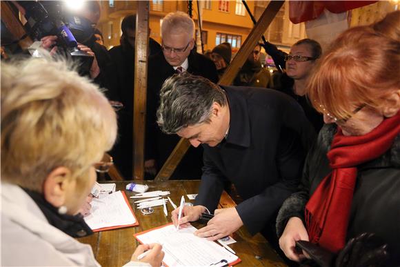 Milanovic signs petition for Josipovic's re-election