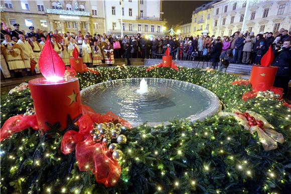 Paljenje prve adventske svijeće