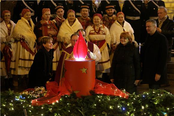 Paljenje prve adventske svijeće