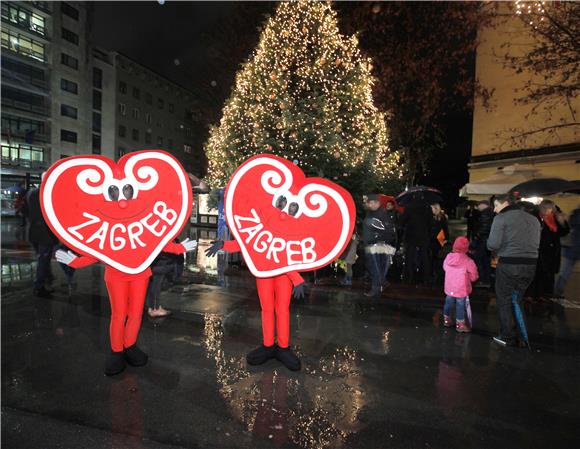 Zagreb darovao božićno drvce Ljubljani 