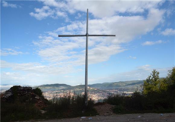 Srušen improvizirani križ iznad Sarajeva