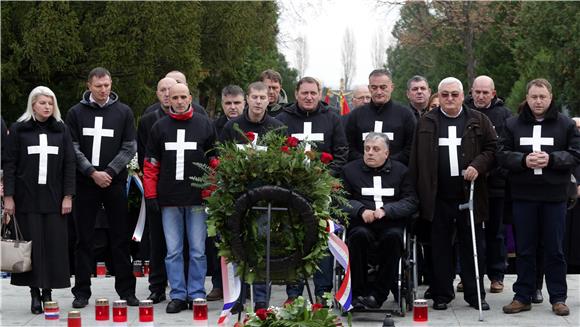 Branitelji koji prosvjeduju u Savskoj položili vijenac na grob Franje Tuđmana