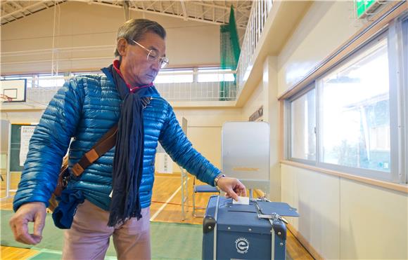 U Japanu počeli prijevremeni parlamentarni izbori