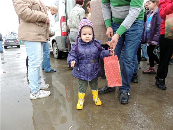 Djelatnici Ministarstva socijalne politike i mladih darivali stradalnike na poplavljenim područjima