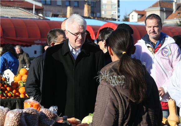 Ivo Josipović se družio s građanima na tržnici Trešnjevka