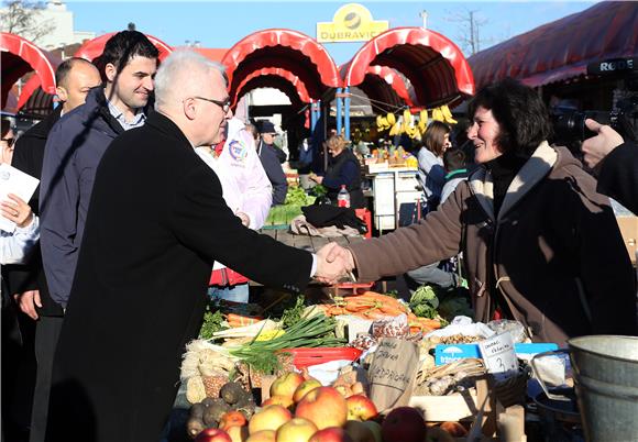 Ivo Josipović se družio s građanima na tržnici Trešnjevka