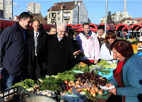 Ivo Josipović se družio s građanima na tržnici Trešnjevka